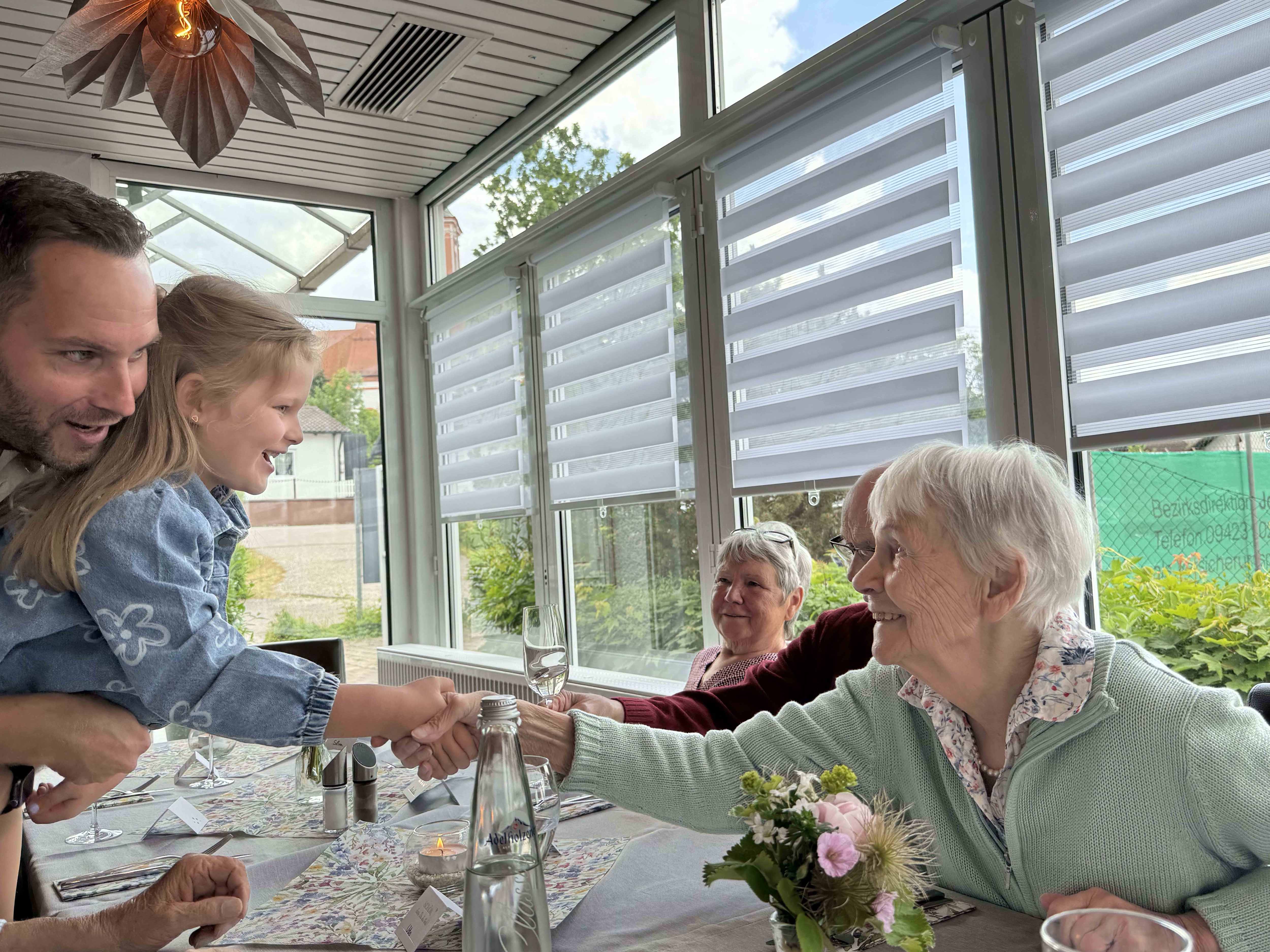 Philipp gratuliert.jpg